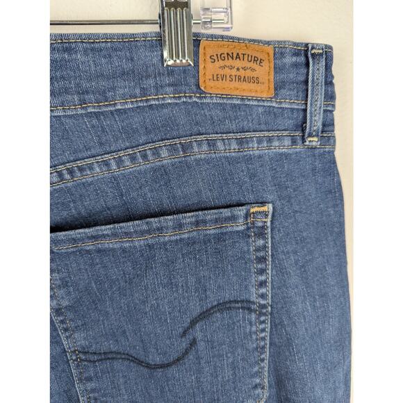 Levi"s Signature womens Jeans Sz 20 Wiskers,Mid Rise,Flare Waist 40" Ins 30.5" - Picture 5 of 5